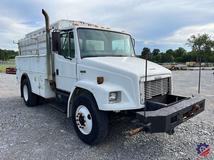 2003-freightliner-fl70-image-38