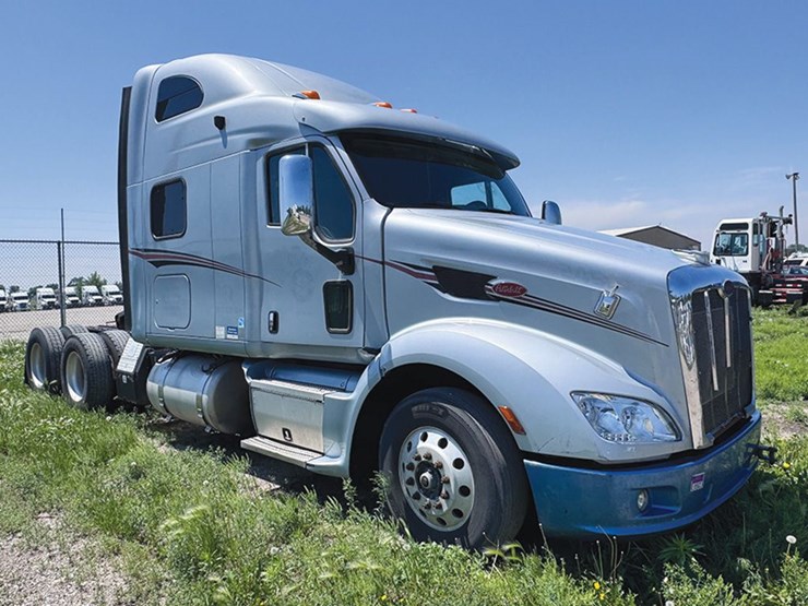 2012-peterbilt-587-image-1