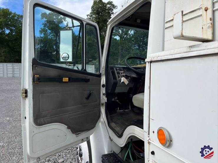 2003-freightliner-fl70-image-57