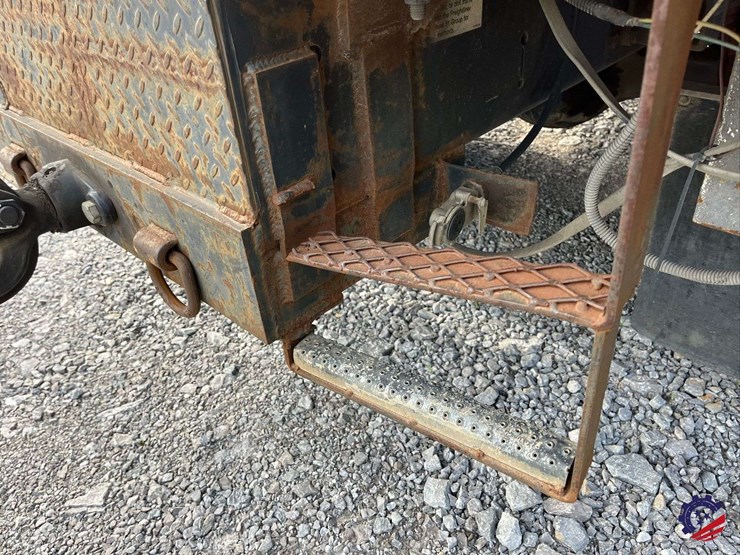 2003-freightliner-fl70-image-29