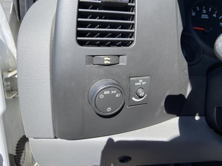 2011-chevrolet-silverado-1500-image-29