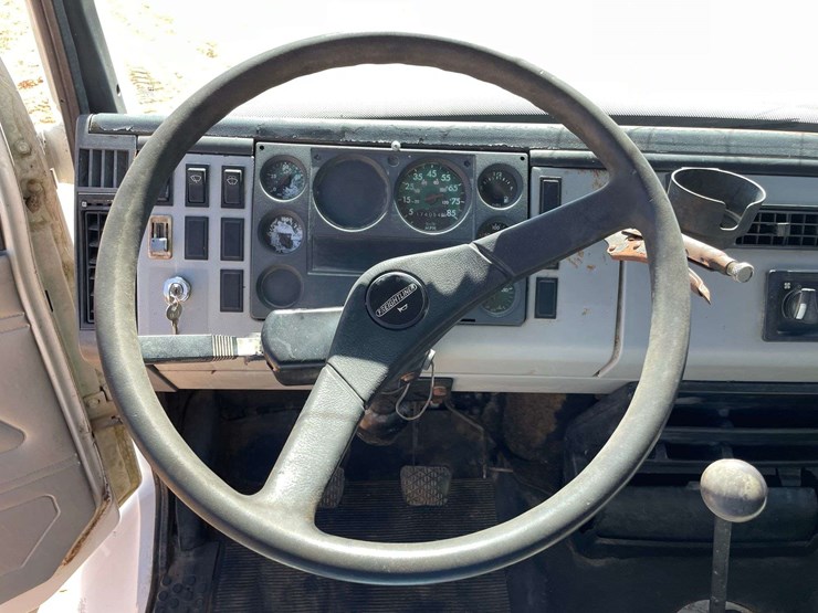 1993-freightliner-fl60-image-12
