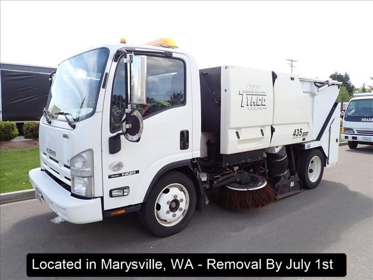 2010-isuzu-nqr-image-1