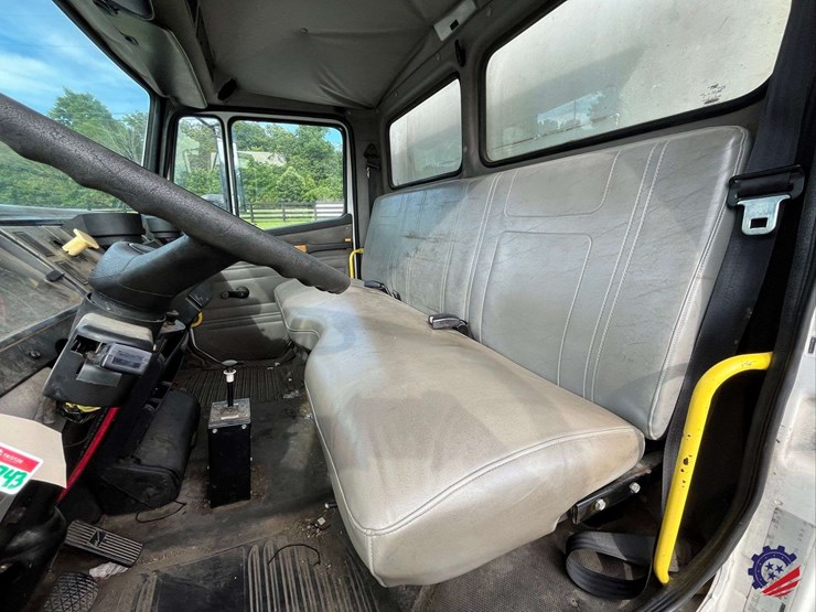 2003-freightliner-fl70-image-60