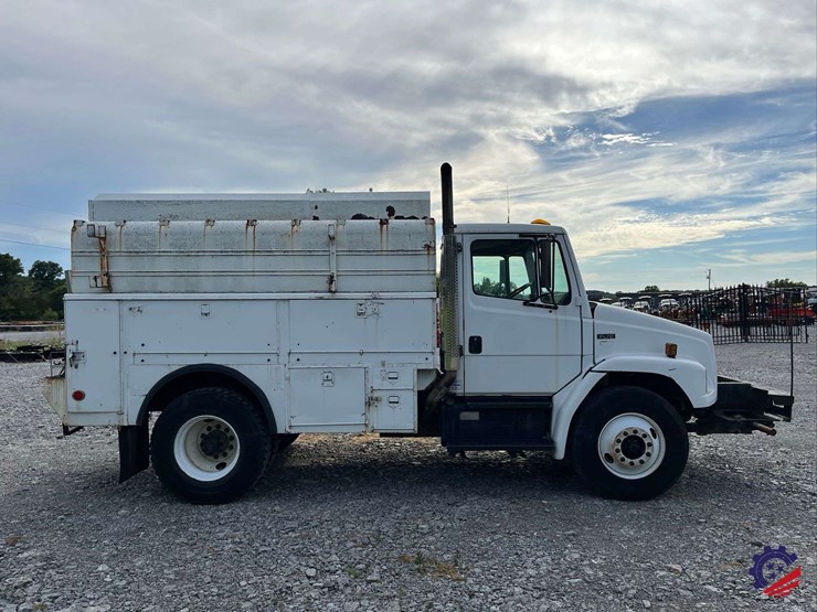 2003-freightliner-fl70-image-32