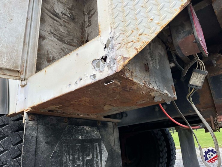 2003-freightliner-fl70-image-24