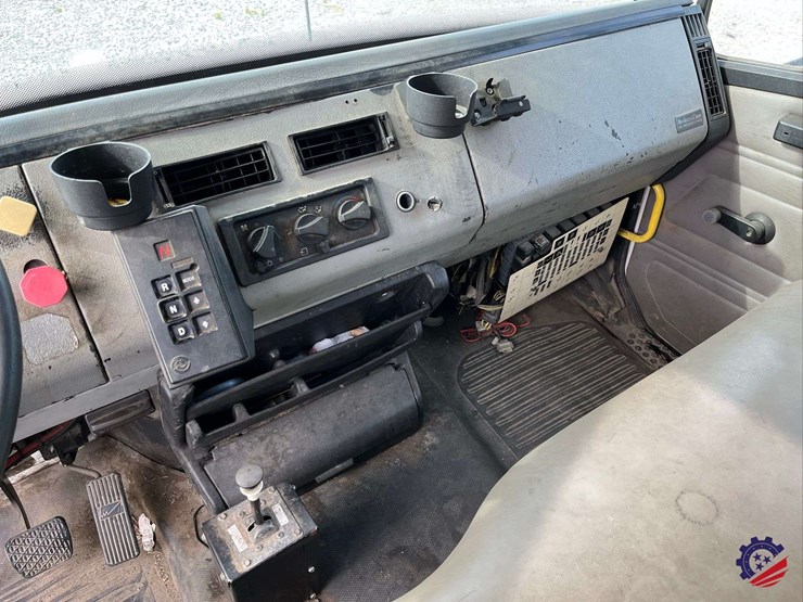 2003-freightliner-fl70-image-66