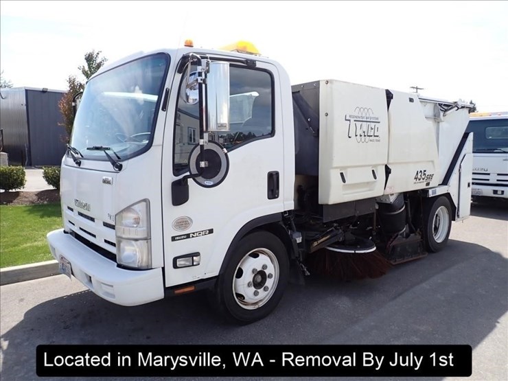 2010-isuzu-nqr-image-1