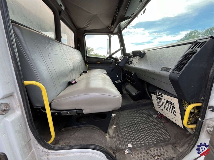 2003-freightliner-fl70-image-53
