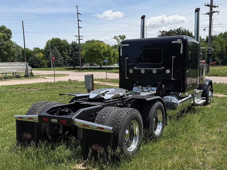 2019-peterbilt-389-image-2