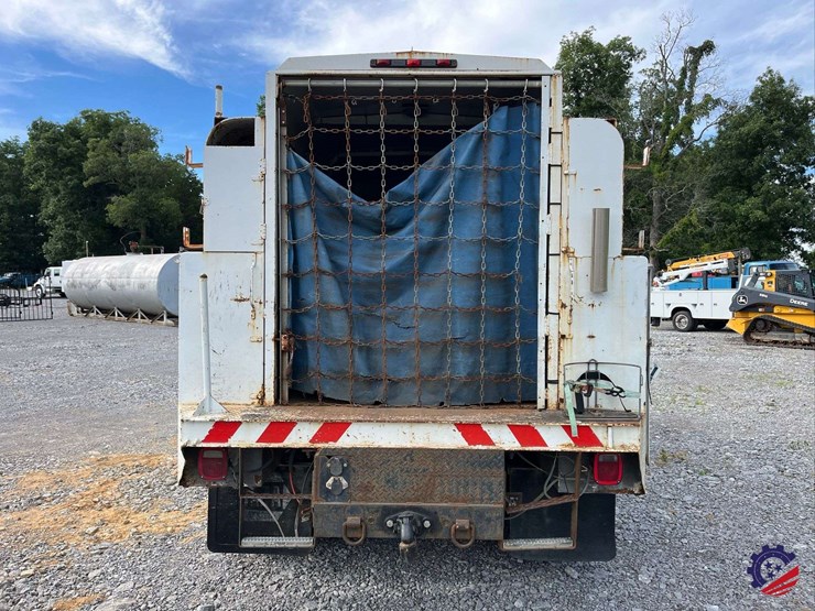 2003-freightliner-fl70-image-25