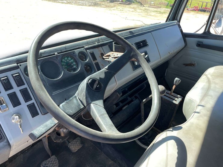 1993-freightliner-fl60-image-11