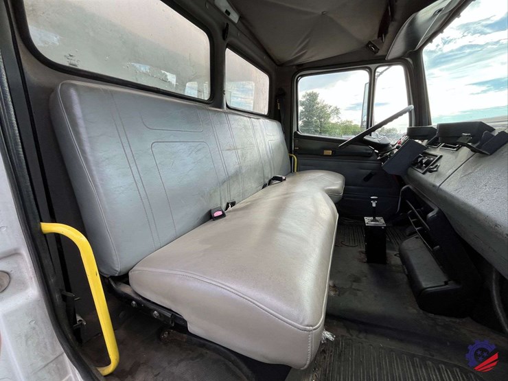 2003-freightliner-fl70-image-54