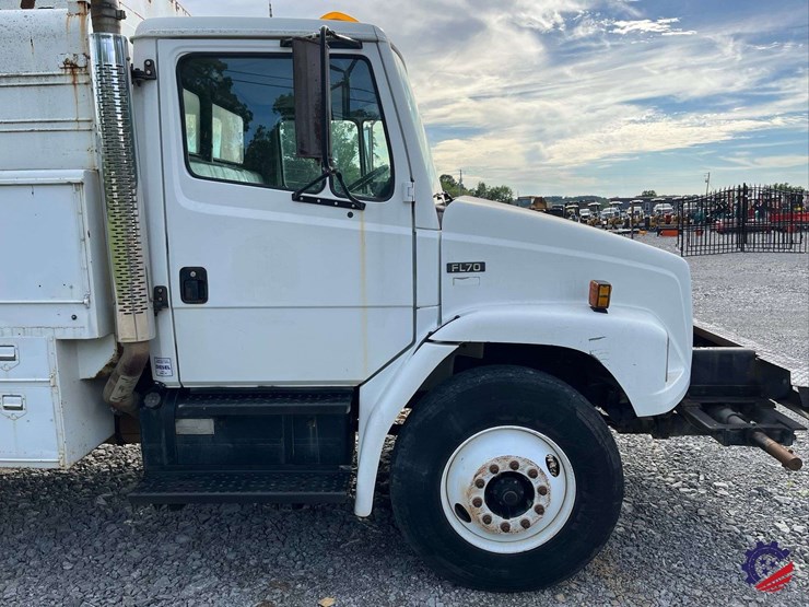 2003-freightliner-fl70-image-37