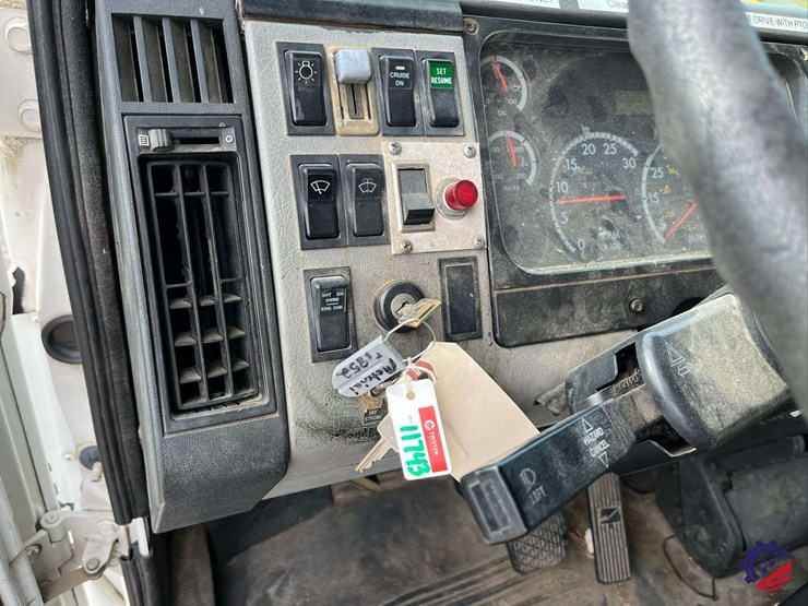 2003-freightliner-fl70-image-71