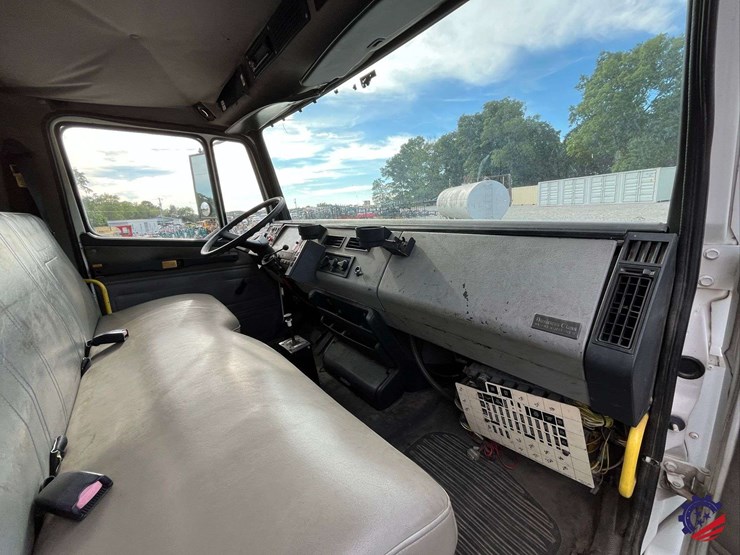 2003-freightliner-fl70-image-56