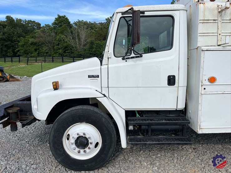 2003-freightliner-fl70-image-17
