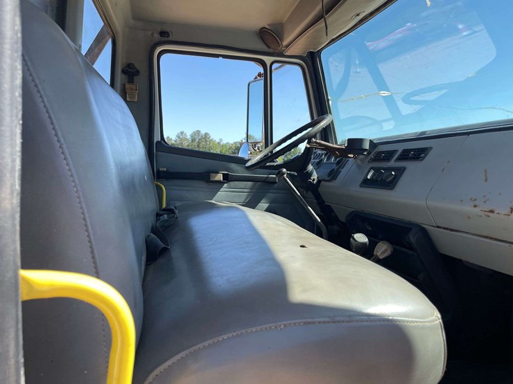 1993-freightliner-fl60-image-16