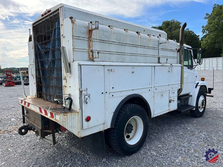 2003-freightliner-fl70-image-31