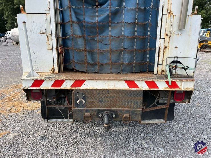 2003-freightliner-fl70-image-27