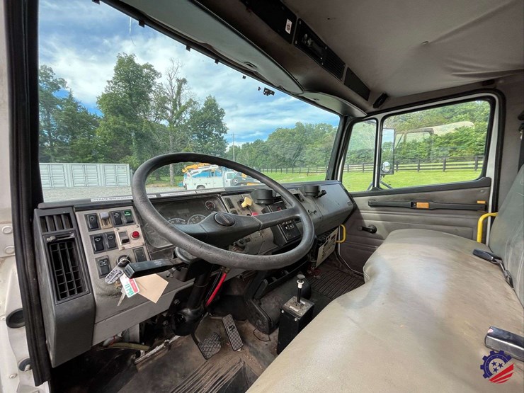 2003-freightliner-fl70-image-62