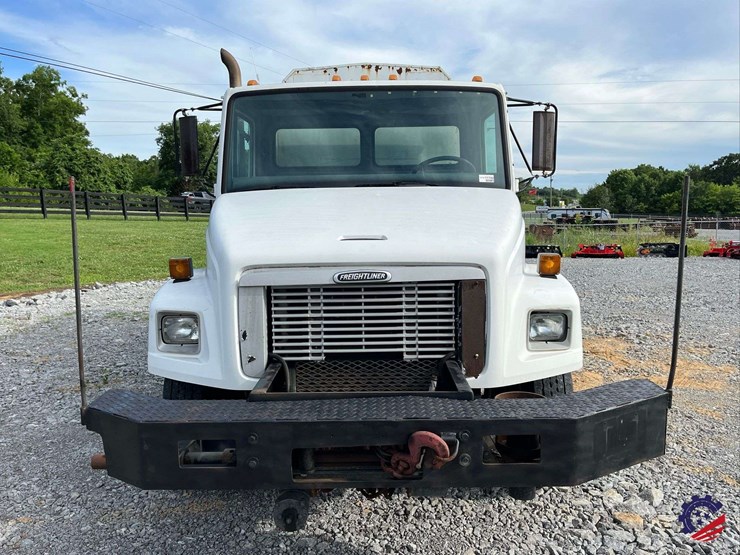 2003-freightliner-fl70-image-9