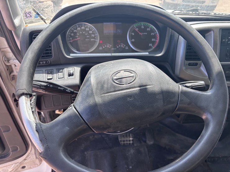 2013-hino-268-image-14