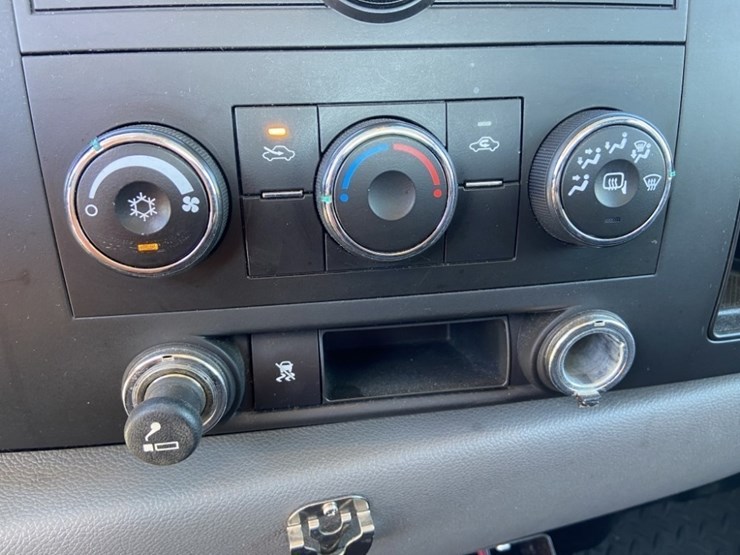 2011-chevrolet-silverado-1500-image-25