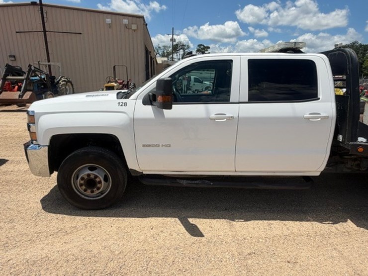 2015-chevrolet-silverado-3500-image-14
