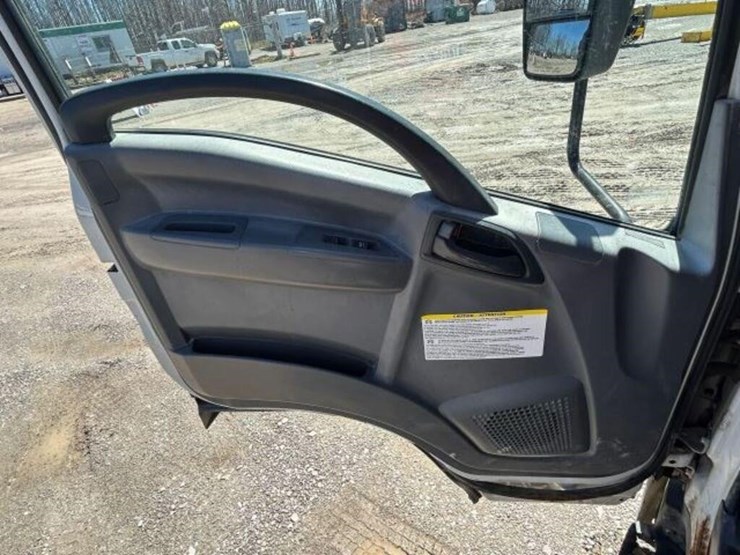2015-isuzu-nrr-image-16