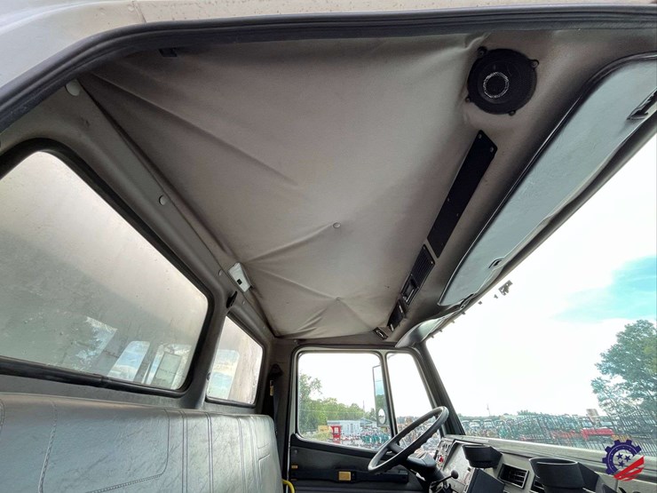 2003-freightliner-fl70-image-55