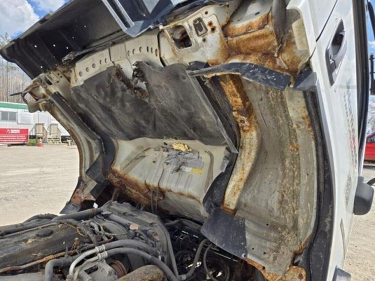 inoperable-2010-isuzu-flatbed-truck-jale5w169a7301-image-17
