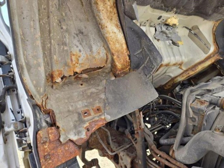 inoperable-2010-isuzu-flatbed-truck-jale5w169a7301-image-19