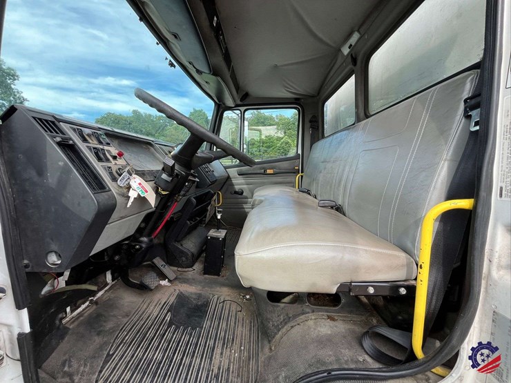 2003-freightliner-fl70-image-59
