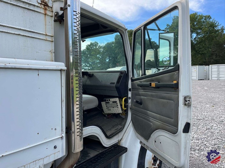 2003-freightliner-fl70-image-51