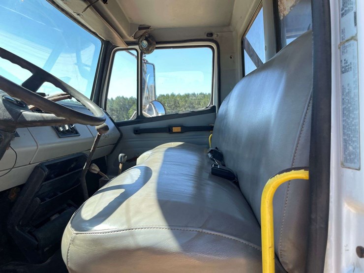 1993-freightliner-fl60-image-10