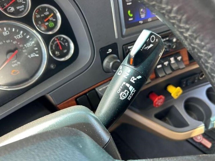 2020-kenworth-t680-image-17