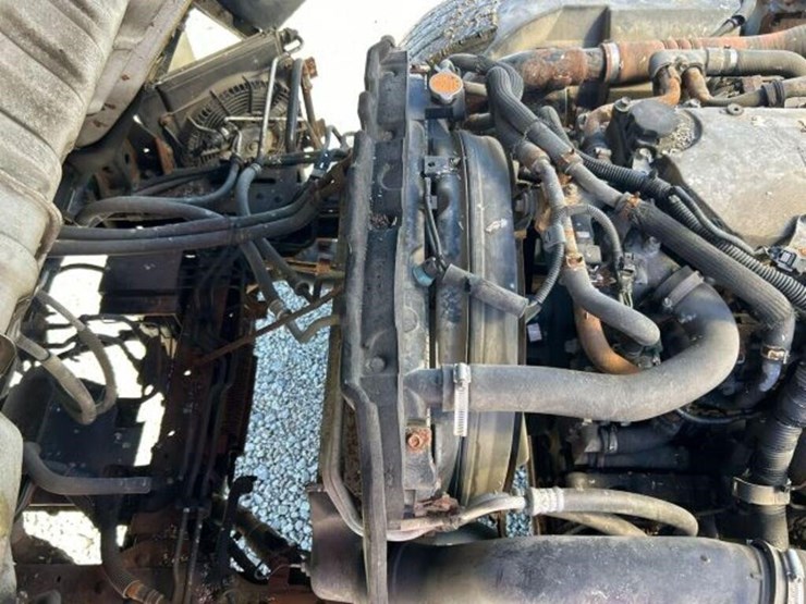 2015-isuzu-nrr-image-22