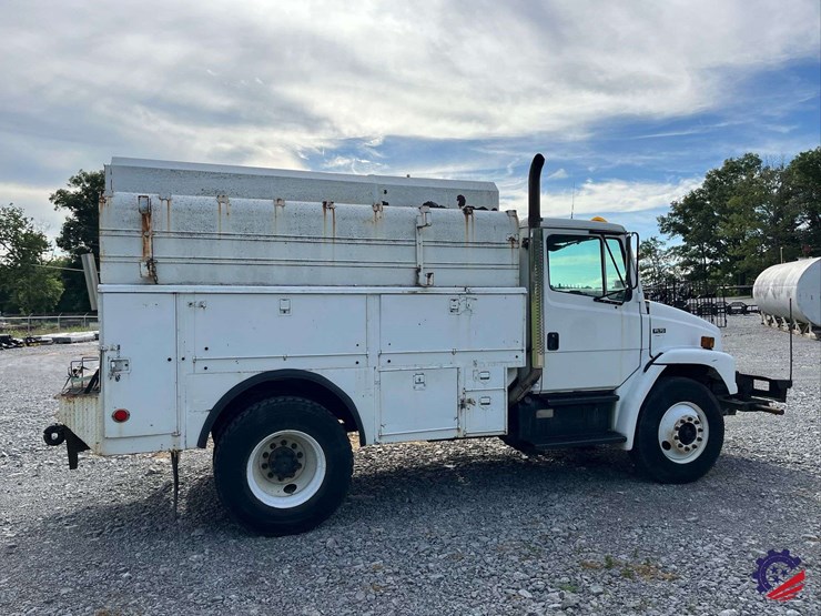 2003-freightliner-fl70-image-3