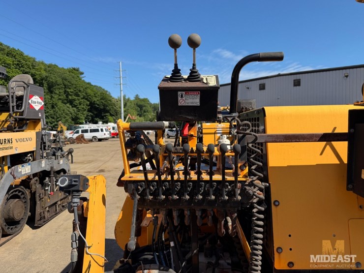 2012-caterpillar-cb54xw-image-13