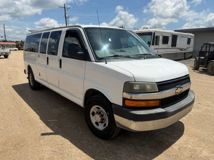 2013-chevrolet-express-3500-image-2