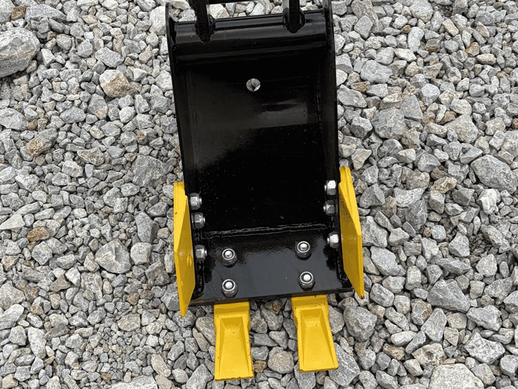 mini-excavator-toothed-digging-bucket-image-4