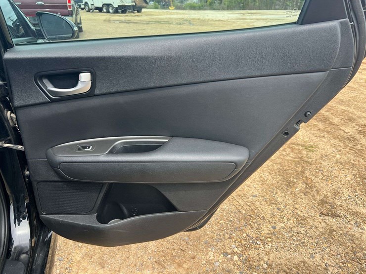 2016-kia-optima-4-door-sedan-(166,343-miles)-image-18