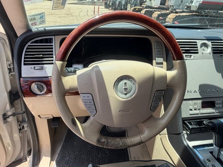 2005-lincoln-navigator-image-53