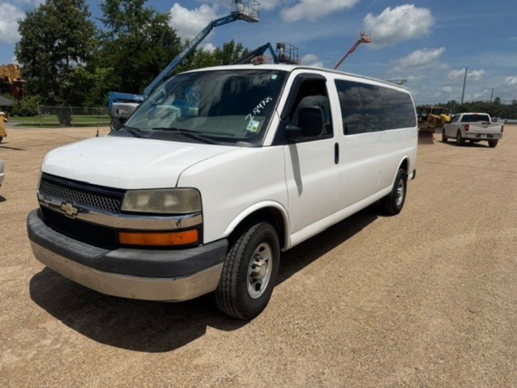2013-chevrolet-express-3500-image-1