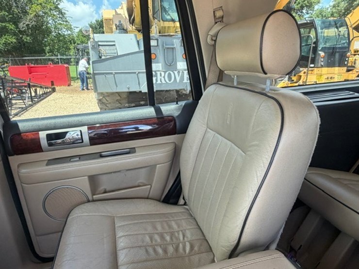 2005-lincoln-navigator-image-31