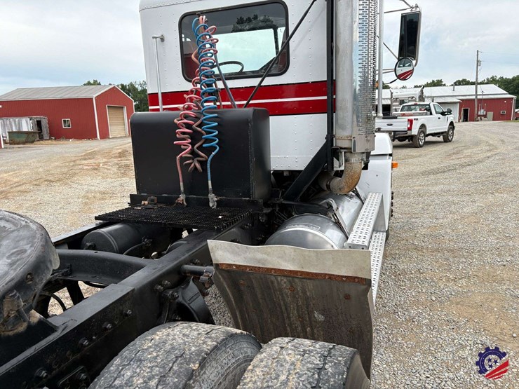 1996-freightliner-fld120-image-56