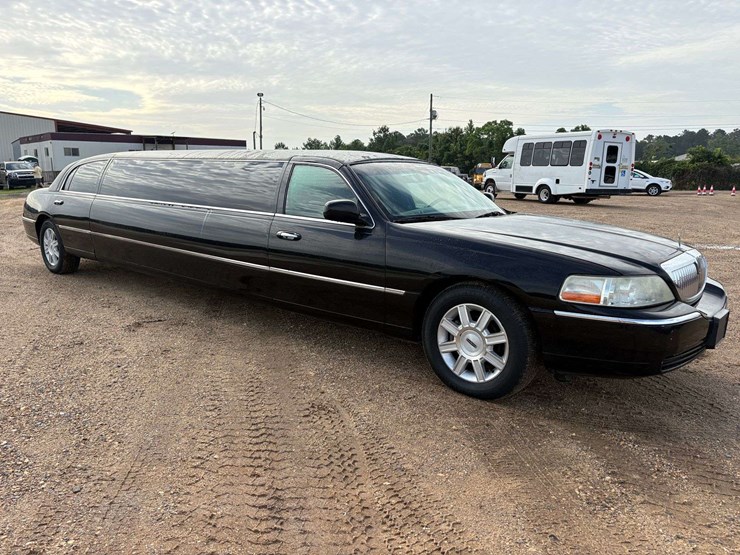 2008-lincoln-town-car-limousine-(86,235-miles)-image-4