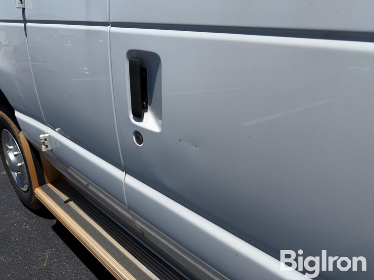 2013-ford-cargo-image-19