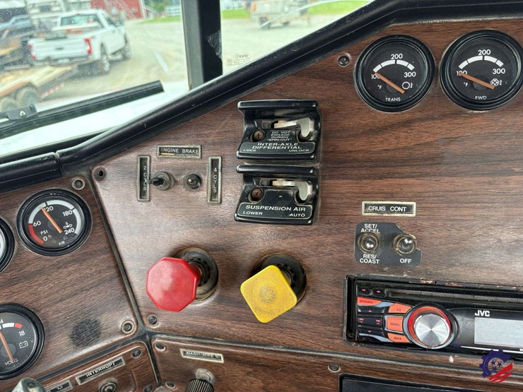 1996-freightliner-fld120-image-83